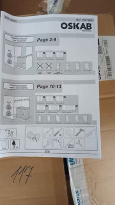 une photo d'un livre sur lequel figurent des instructions, dans une boîte