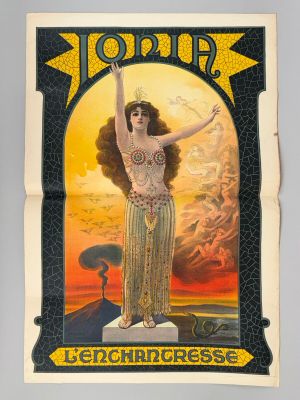 une vieille affiche représentant une femme debout sur un piédestal, les bras tendus