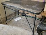 une table et une chaise dans une pièce où se trouvent des cartons par terre