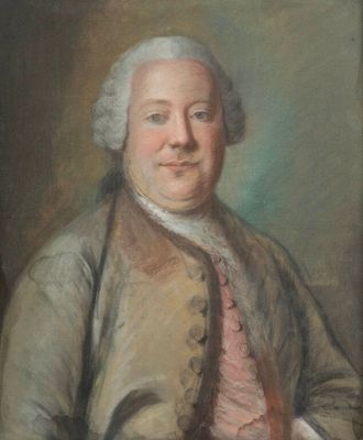 portrait d'un homme vêtu d'un manteau marron et d'une chemise rose