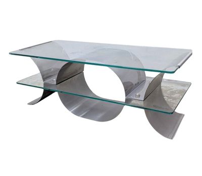 une table basse en verre avec des pieds en métal et un plateau en verre