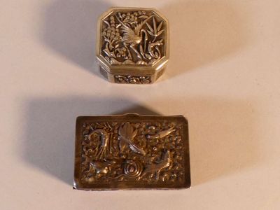 deux petits objets métalliques posés sur une table