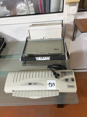 Une relieuse et une plastifieuse. - Photo 1