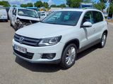 La Volkswagen Tiguan blanche est garée sur le parking.