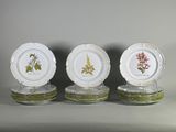 trois assiettes ornées de fleurs, empilées les unes sur les autres