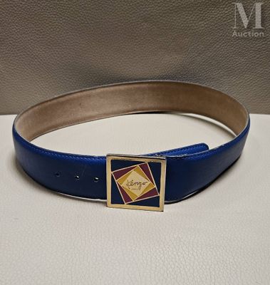 un gros plan sur une ceinture bleue avec une boucle dorée