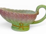 un bol vert et rose orné d'un ruban doré