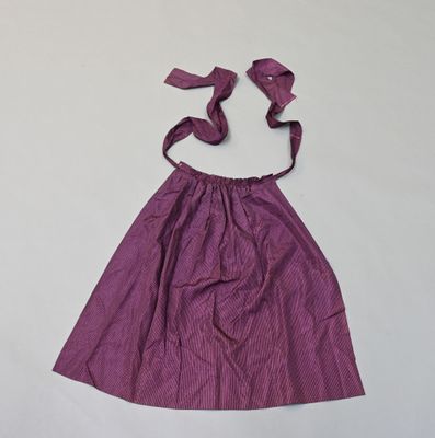 robe violette avec un nœud au niveau du cou et un cordon à nouer autour du cou