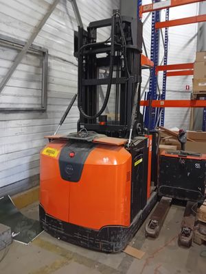 1 chariot élévateur TOYOTA OME100H (batterie hs), avec charg…