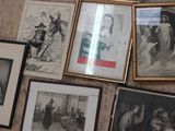 de nombreux tableaux accrochés au mur d'une pièce où sont accrochés des tableaux