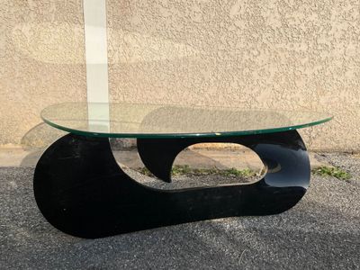 D'après Isamu NOGUCHI, Table basse au plateau de verre et pi… - Photo 1