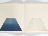 un livre ouvert sur lequel figure l'image d'un triangle bleu