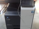 une imprimante noir et blanc posée sur un bureau