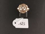 gros plan d'une bague en diamant sur une surface noire