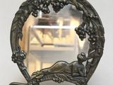 un miroir sur lequel figure l'image d'une femme allongée sur un lit