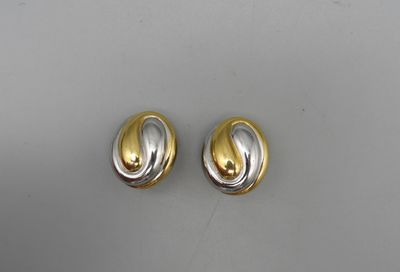 Paire de clips en métal doré et argent.