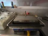 une photo d'une cuisine avec une cuisinière et un plan de travail