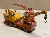 un camion jouet avec une grue attachée à son dos