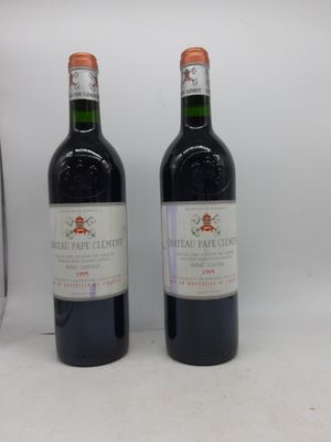 deux bouteilles de vin posées l'une à côté de l'autre sur une table