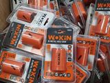 une boîte en carton remplie de piles orange