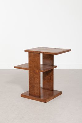 l'image d'une table en bois surmontée d'une étagère