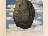 une peinture représentant un gros rocher flottant dans les airs au-dessus d'une étendue d'eau