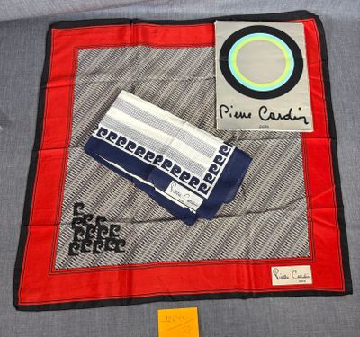 Pierre Cardin foulard en soie vintage - un petit accro 67 cm…