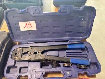 une caisse à outils bleue avec des outils sur une table