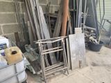 un tas de vieux objets en métal dans un garage
