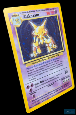 un carton jaune sur lequel figure l'image d'un personnage de Pokémon