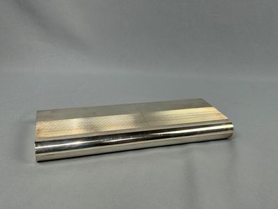 Coffret de table en métal argenté. 2 poinçons au dos et poin…