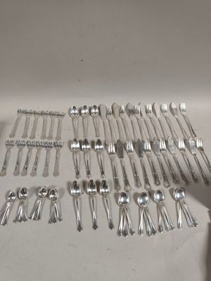 beaucoup de cuillères en argent et de cuillères à soupe sur la table