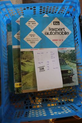 un panier bleu contenant des livres, posé sur une table