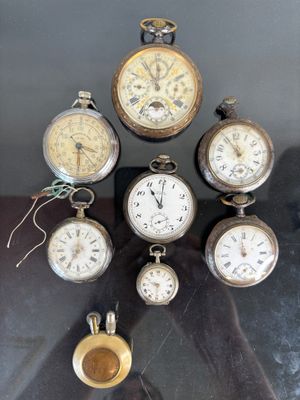 de nombreux types d'horloges exposées dans une vitrine
