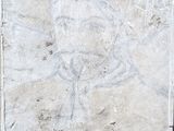 une plaque en pierre sur laquelle est représenté un oiseau