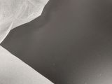 une table noire recouverte d'une nappe blanche
