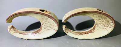 deux œuvres d'art posées sur une table