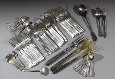 beaucoup d'argenterie sur une table avec des cuillères et des fourchettes
