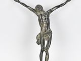 une image représentant la statue d'un homme sur une croix