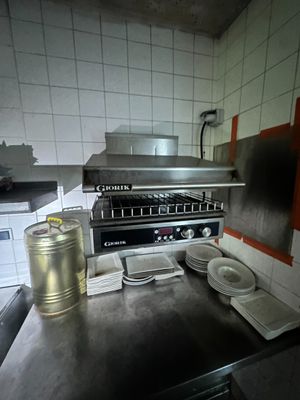 une cuisine équipée d'une cuisinière, d'un four et d'assiettes posées sur le plan de travail