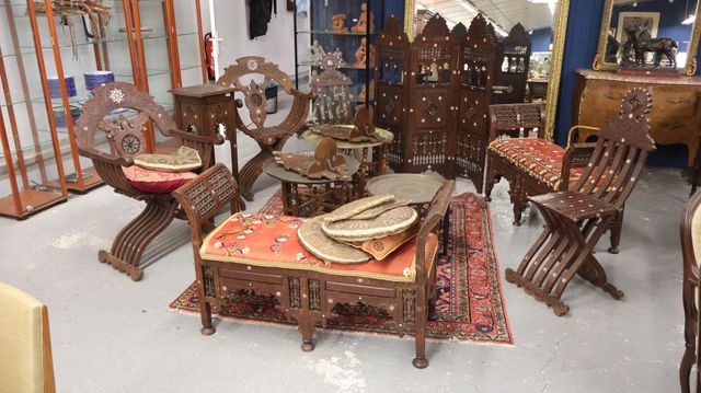 Syrie. Mobilier de salon en bois sculpté et incrusté de décor en ...