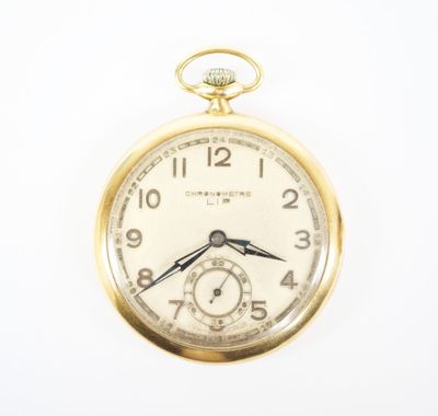 gros plan d'une montre de poche sur une surface blanche