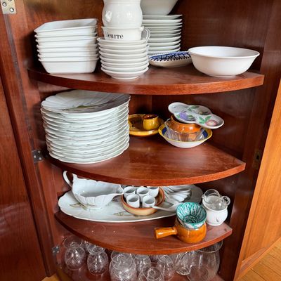 de nombreuses assiettes et tasses posées sur le coin d'un placard