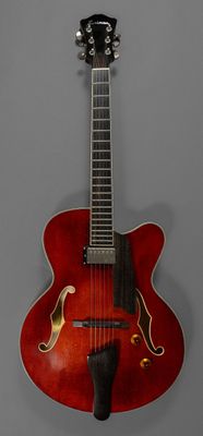une image représentant une guitare rouge accrochée à un mur