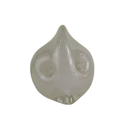 une sculpture en verre représentant un visage sur fond blanc