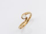 une bague en or surmontée d'un seul diamant