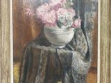 un tableau représentant des fleurs dans un bol blanc posé sur une table