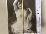 une photo d'une femme nue tenant un crayon à la main