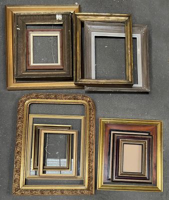 Plusieurs cadres différents sont accrochés au mur d'une pièce.