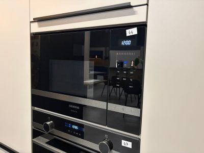 un four encastré dans le mur de la cuisine